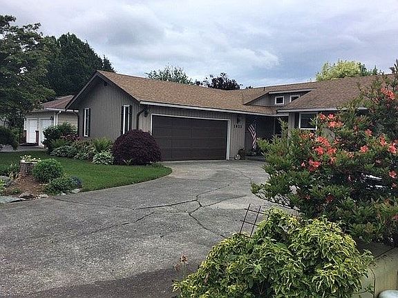 Attached 2 car garage