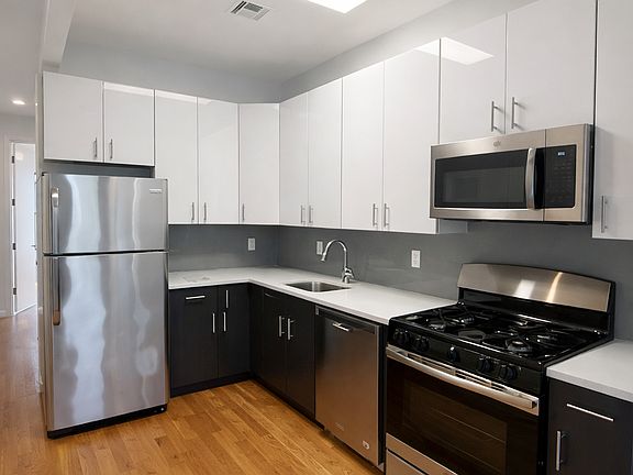3rd image of 962 Saint Marks Ave Floor 3