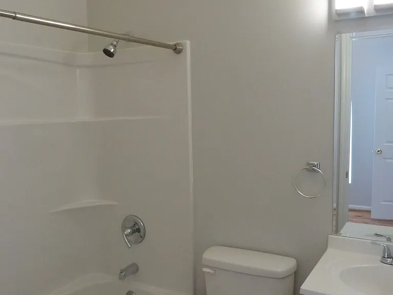 Bathroom 2 en-suite with Back Bedroom