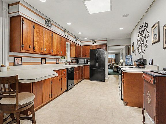 4th image of 51 Birch Hill Dr