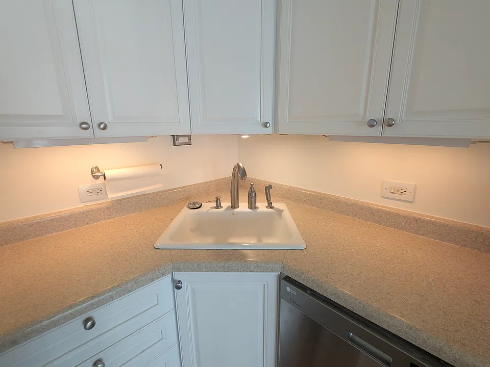 400 E Randolph St #1018