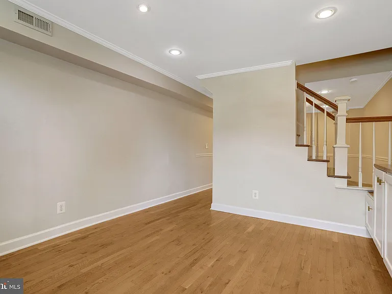 619 N Henry St — Photo 11