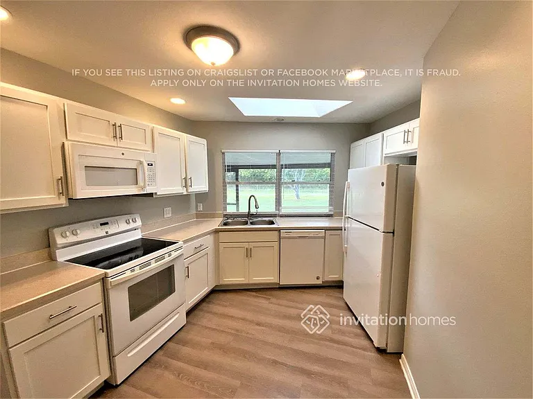1025 Saint Johns St SE — Photo 4
