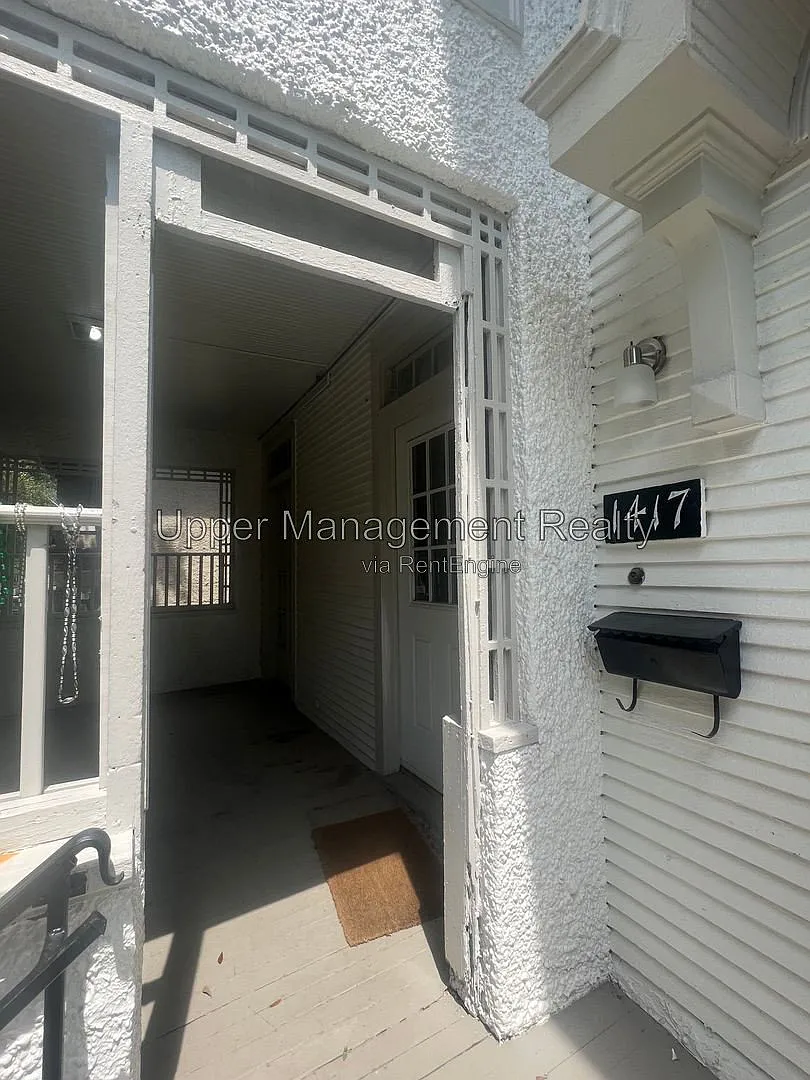 5 bed, 2.0 bath, 2000 sqft, $8,000 — Photo 2