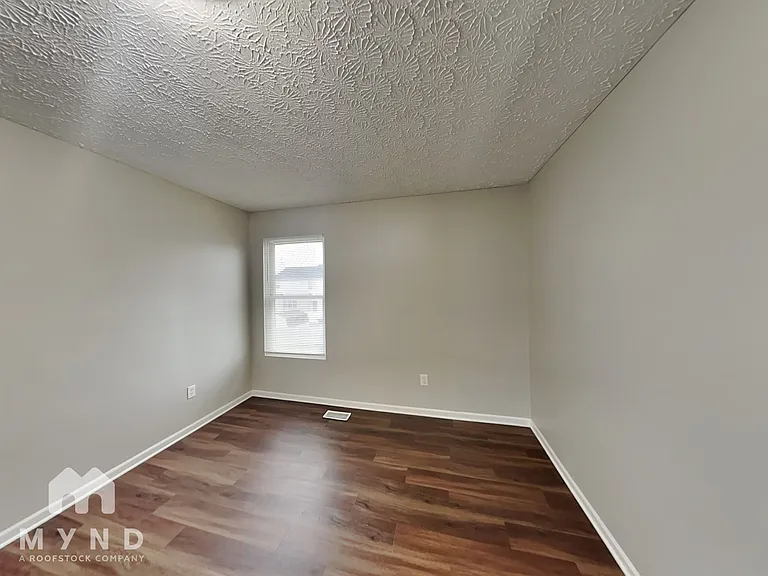 585 Allis Pl E — Photo 15