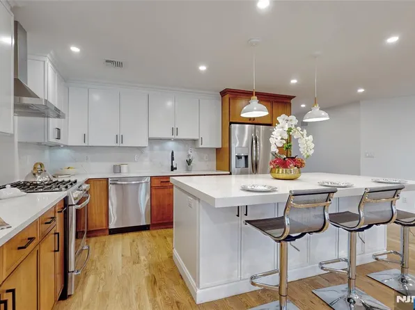 5 Astor Pl, Waldwick, NJ 07463