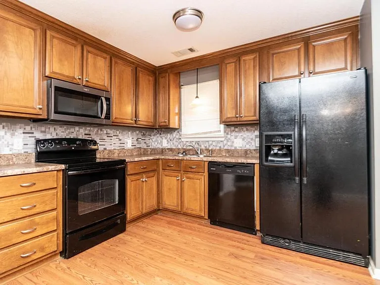132 Coronation Dr — Photo 10