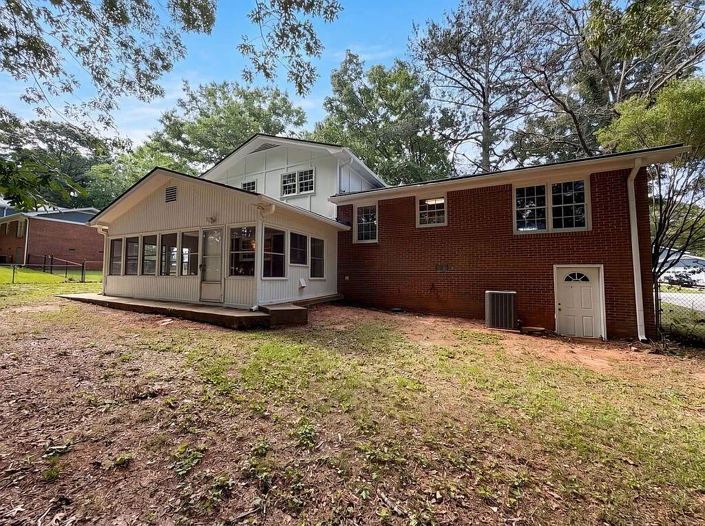 4 bed, 42689 sqft, $2,100 — Photo 4