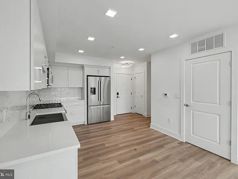 701 N Henry St #401 — Photo 22