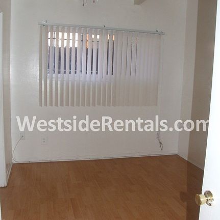 3rd image of 1909 N Beachwood Dr APT 8
