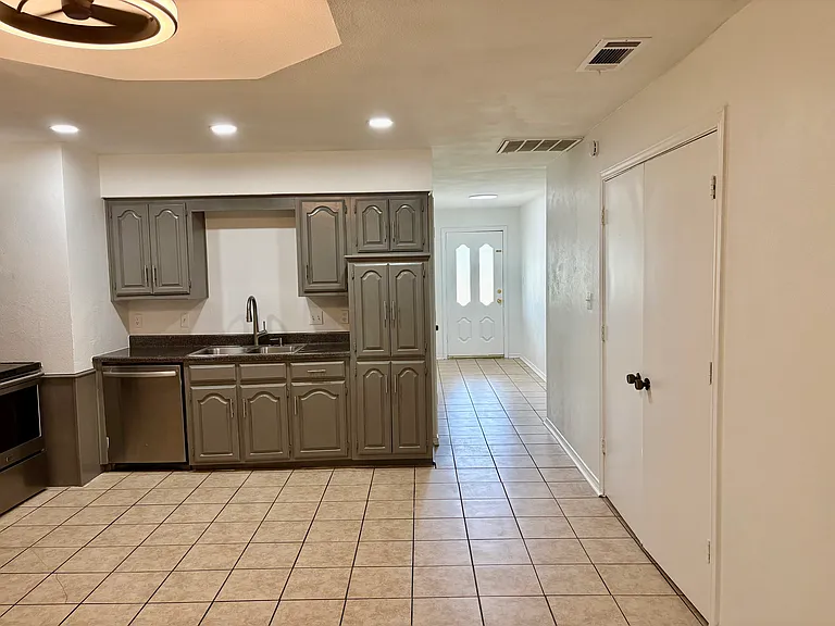 3900 San Mateo Dr — Photo 10