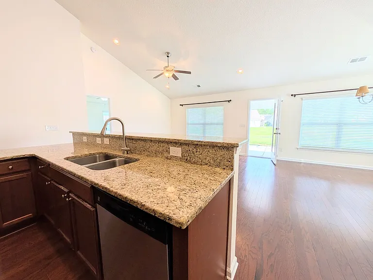 504 Cedar Lakes Dr — Photo 4