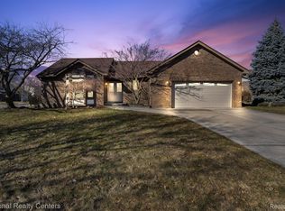 16631 Blue Skies Dr, Livonia, MI 48154