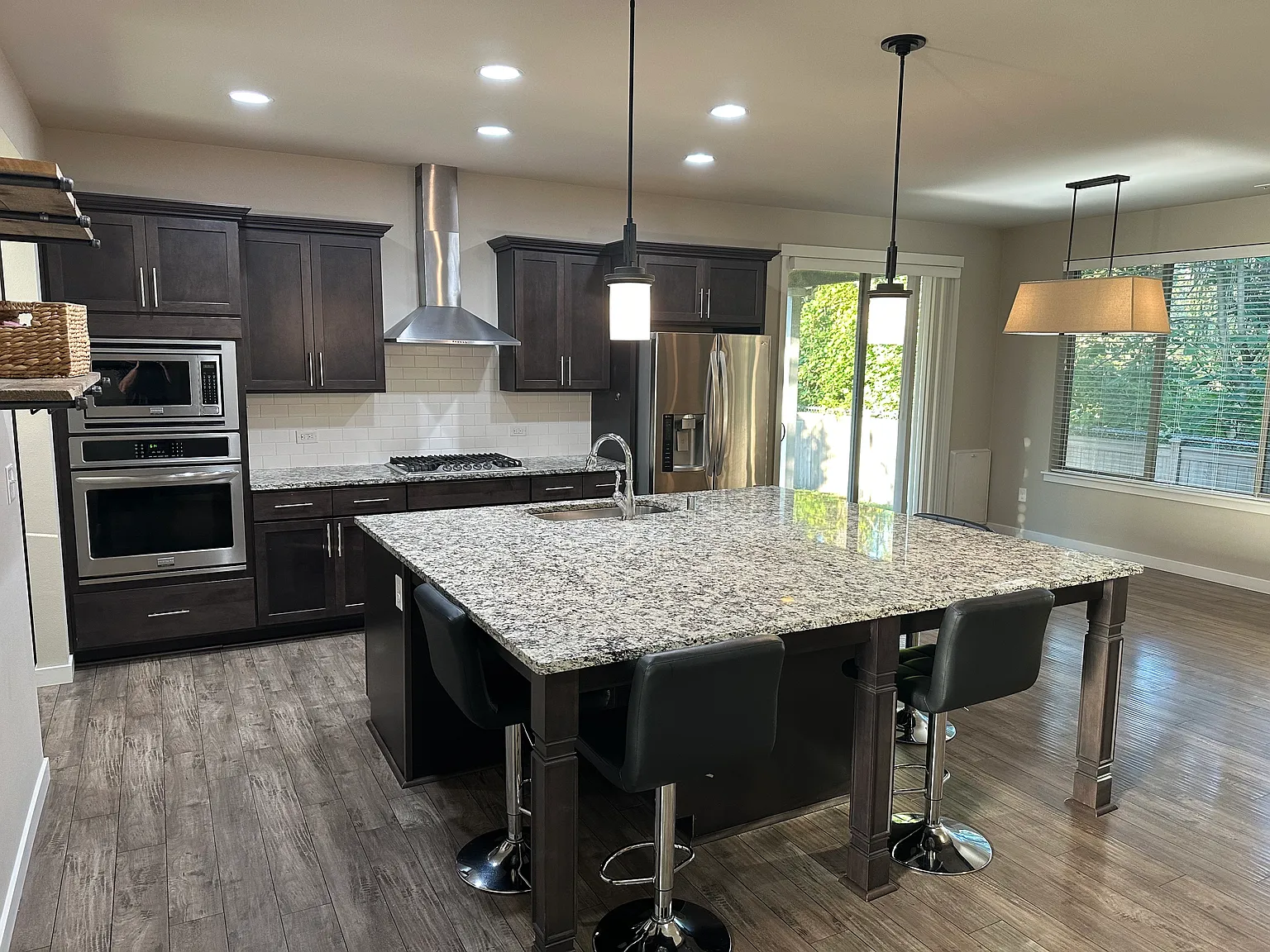 3 bed, 2252 sqft, $3,750 — Photo 2