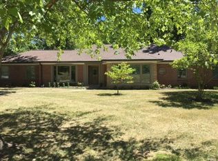 1 Ladue Mnr, Saint Louis, MO 63124