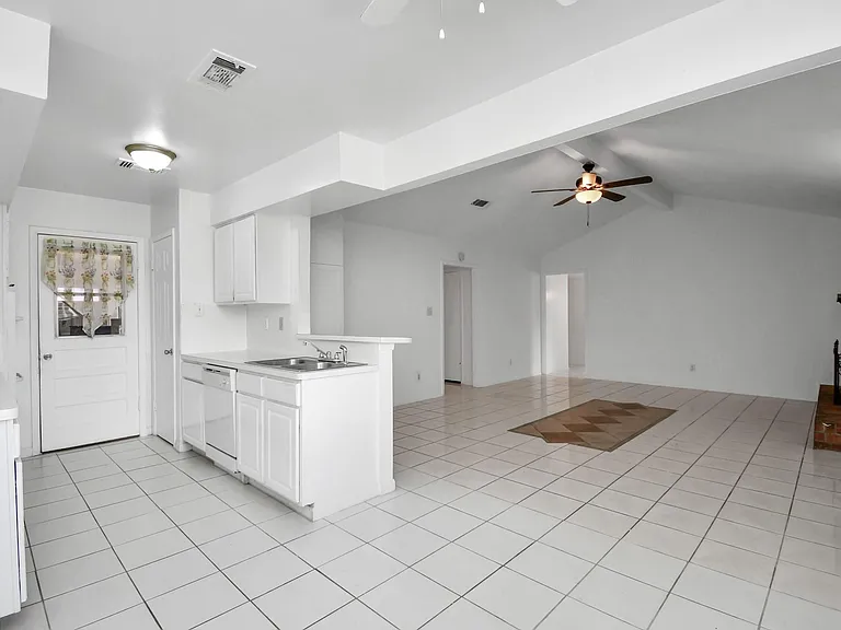 530 Westshire Dr — Photo 21