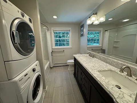 Upstairs hallway bathroom w/ laundry