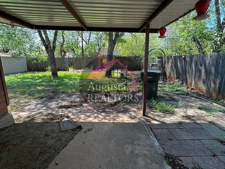 2105 N 8th St — Photo 14