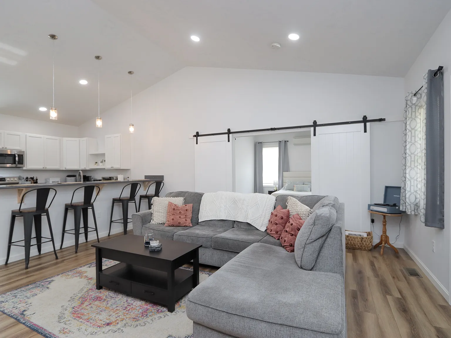1 bed, 2.5 bath, 2100 sqft, $2,500 — Photo 3