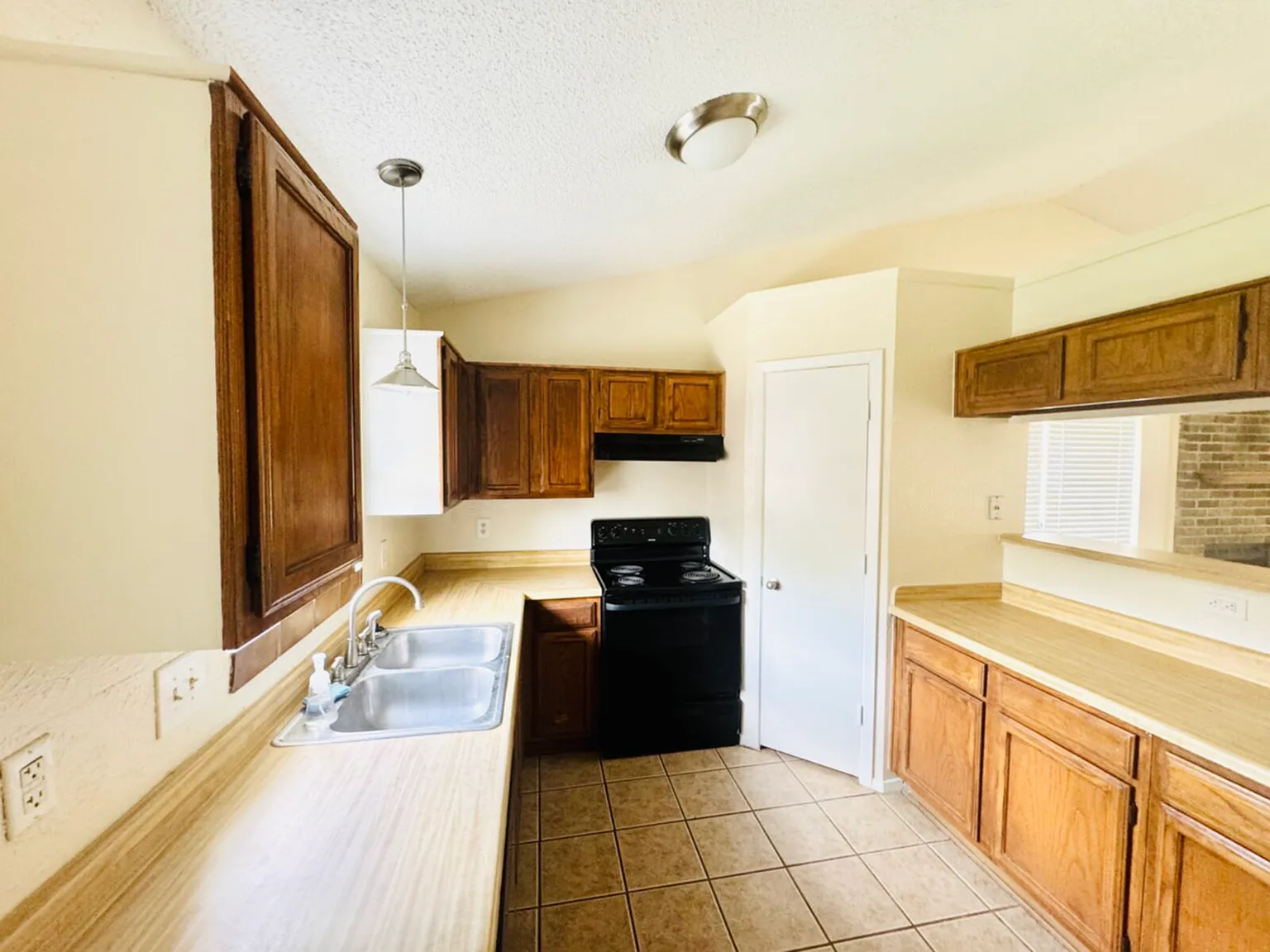 2 bed, 1.5 bath, 1075 sqft, $1,395 — Photo 4