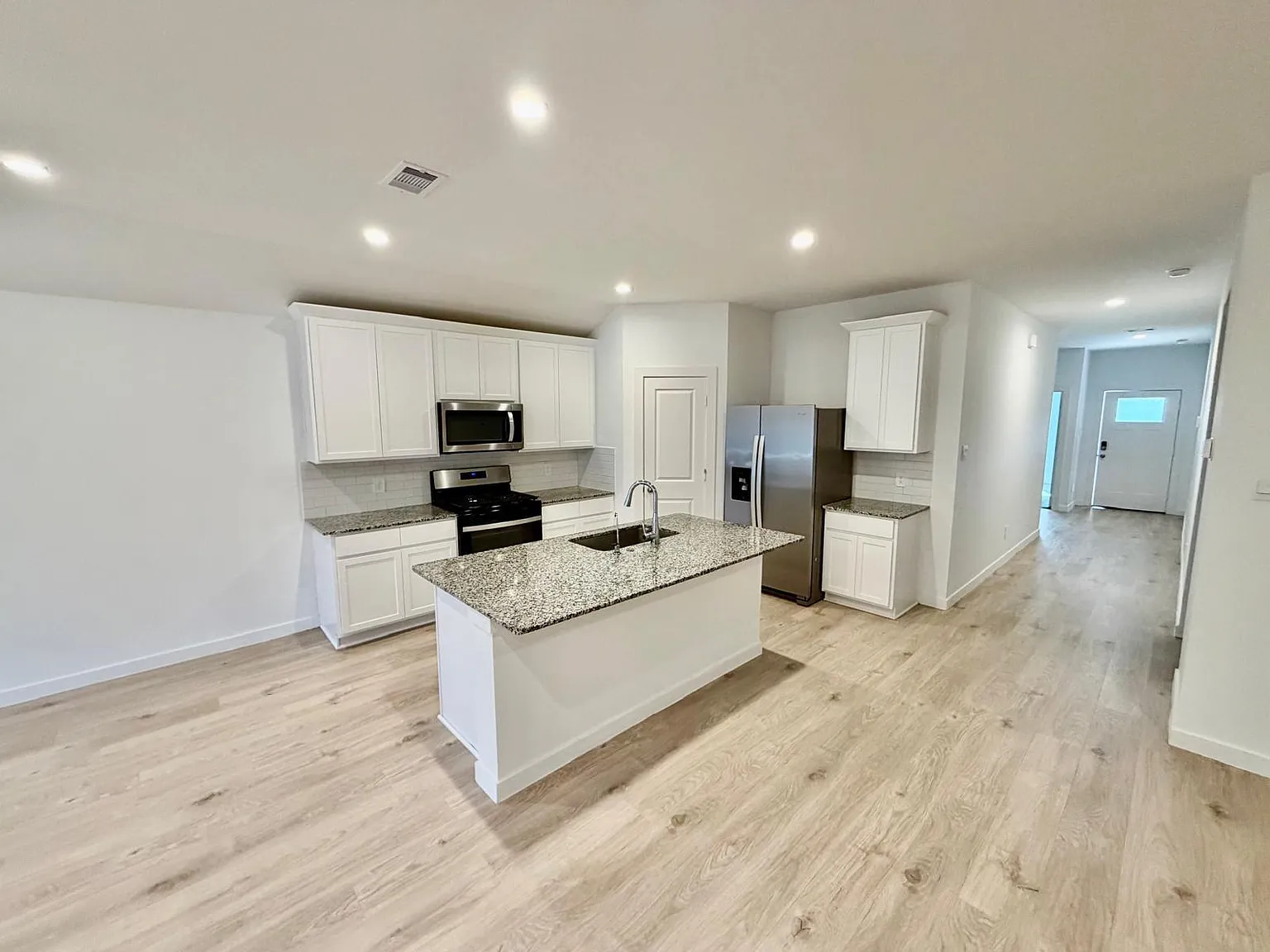 4 bed, 2.5 bath, 1884 sqft, $2,350 — Photo 4
