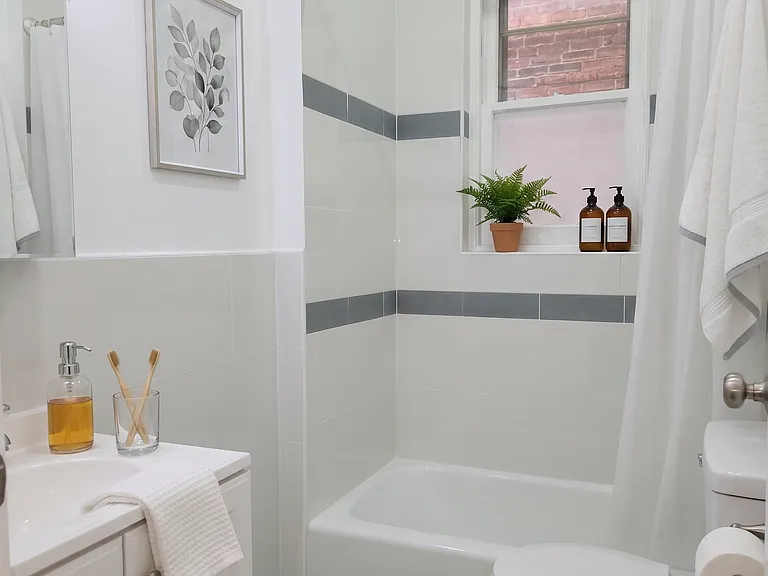 1034 W Walnut St #1 — Photo 6