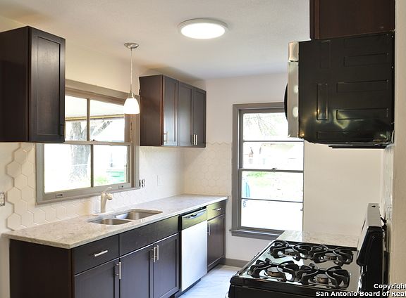 4th image of 515 Edgebrook Ln