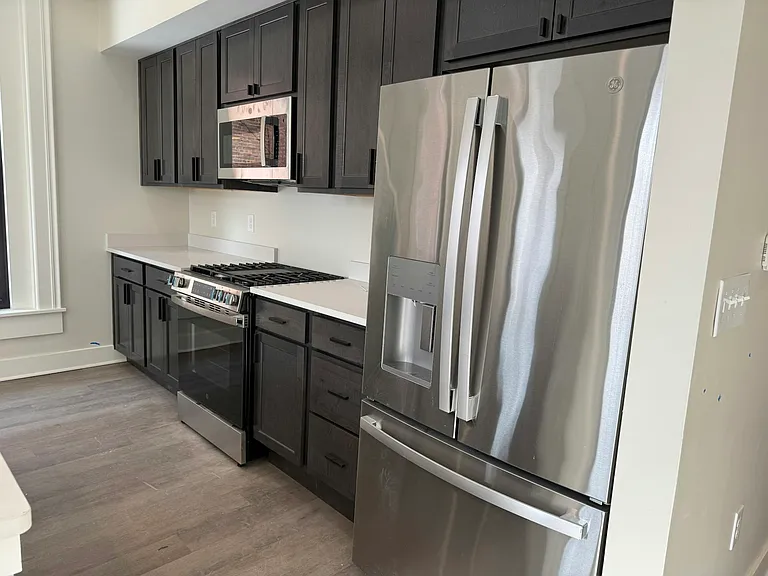 106 E Erie St #2A — Photo 2