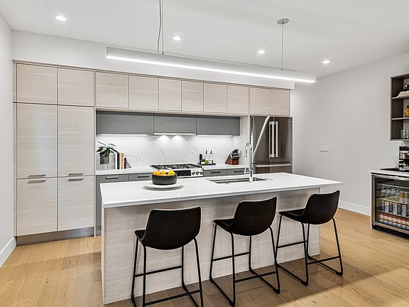 3rd image of 4906 N Kenmore Ave #2S