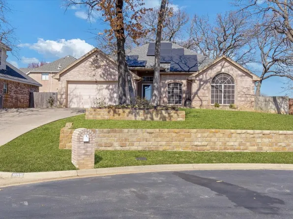 905 Forest Hollow Dr, Hurst, TX 76053