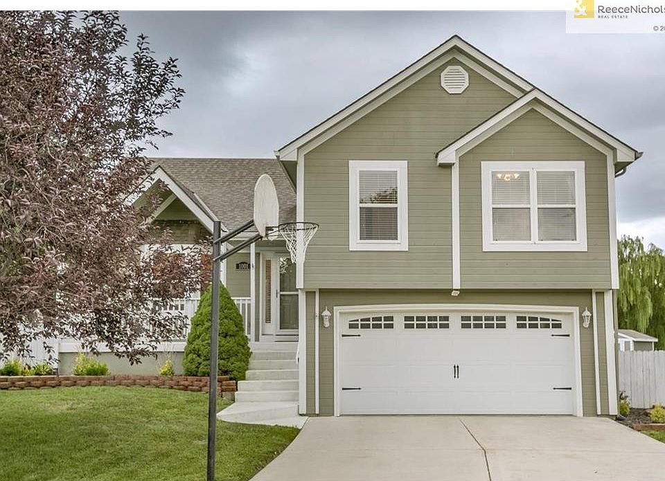 Cul-de-sac lot with basketball hoop, extended driveway plus front porch