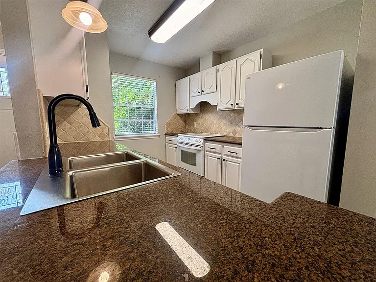2030 Plantation Dr #B1 — Photo 8