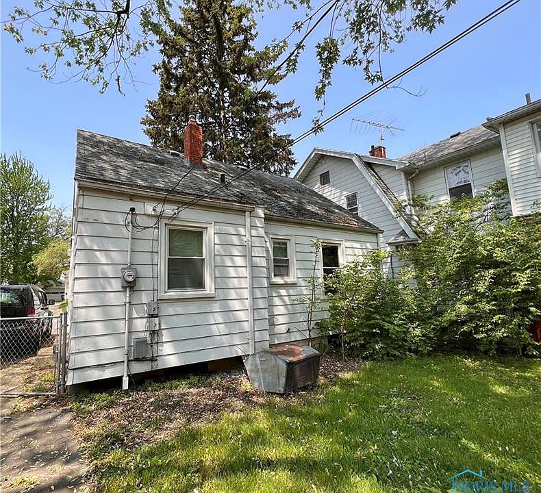 2nd image of 2046 Wyndhurst Rd