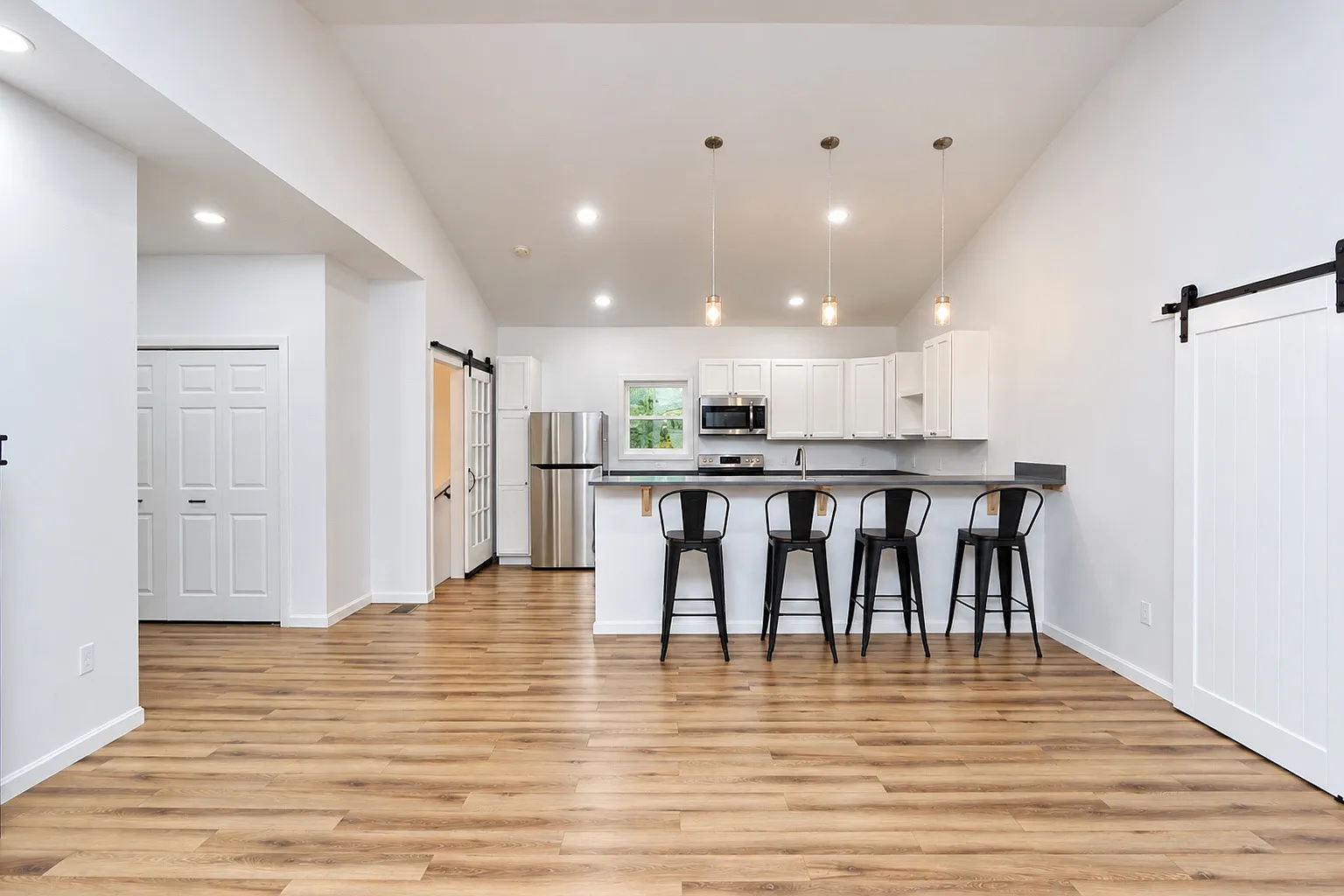 1 bed, 2.5 bath, 2100 sqft, $2,400 — Photo 4