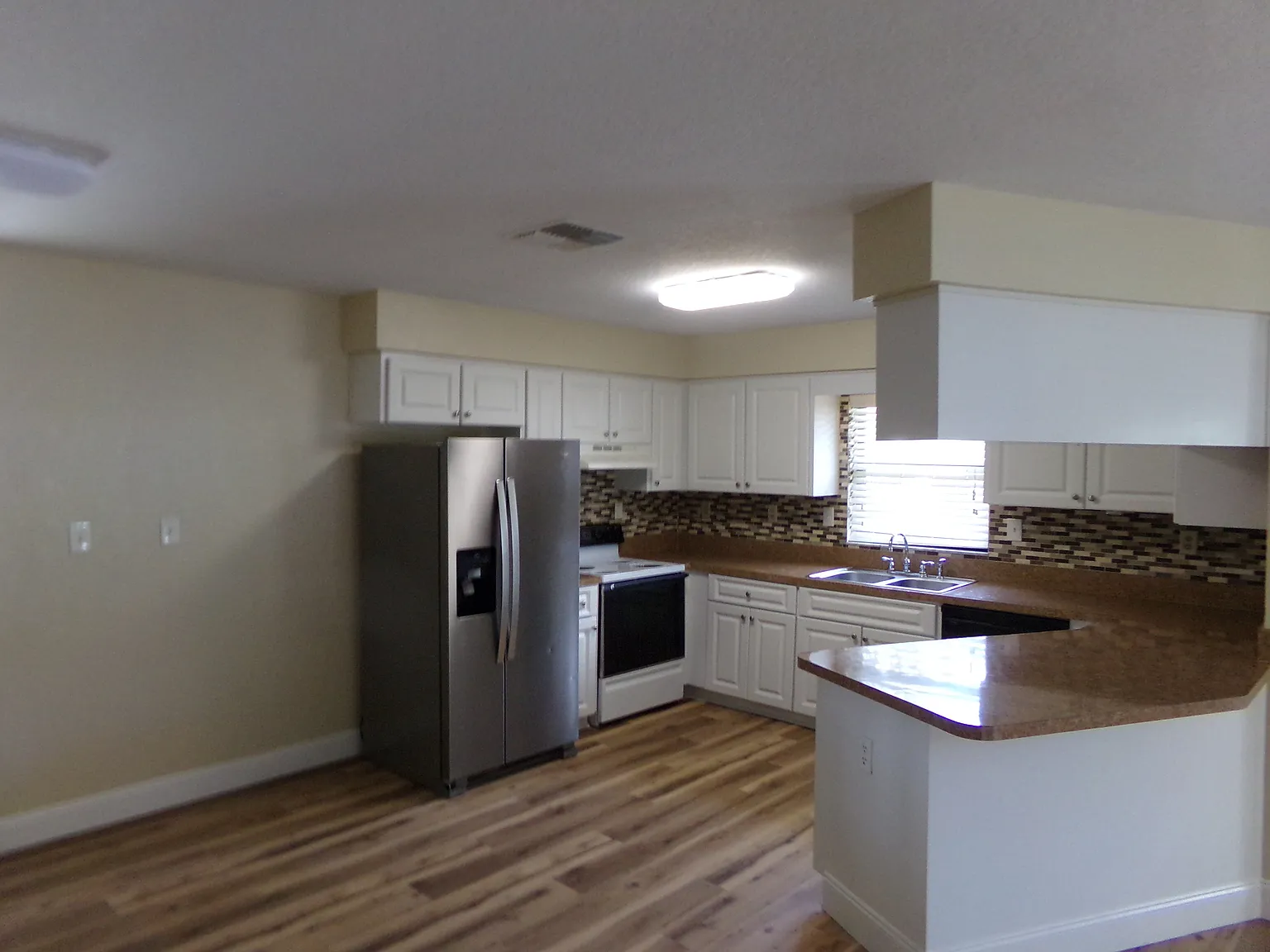 3 bed, 1290 sqft, $1,900 — Photo 4