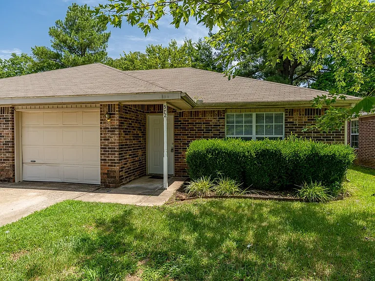 572 S Dockery Ln — Photo 1