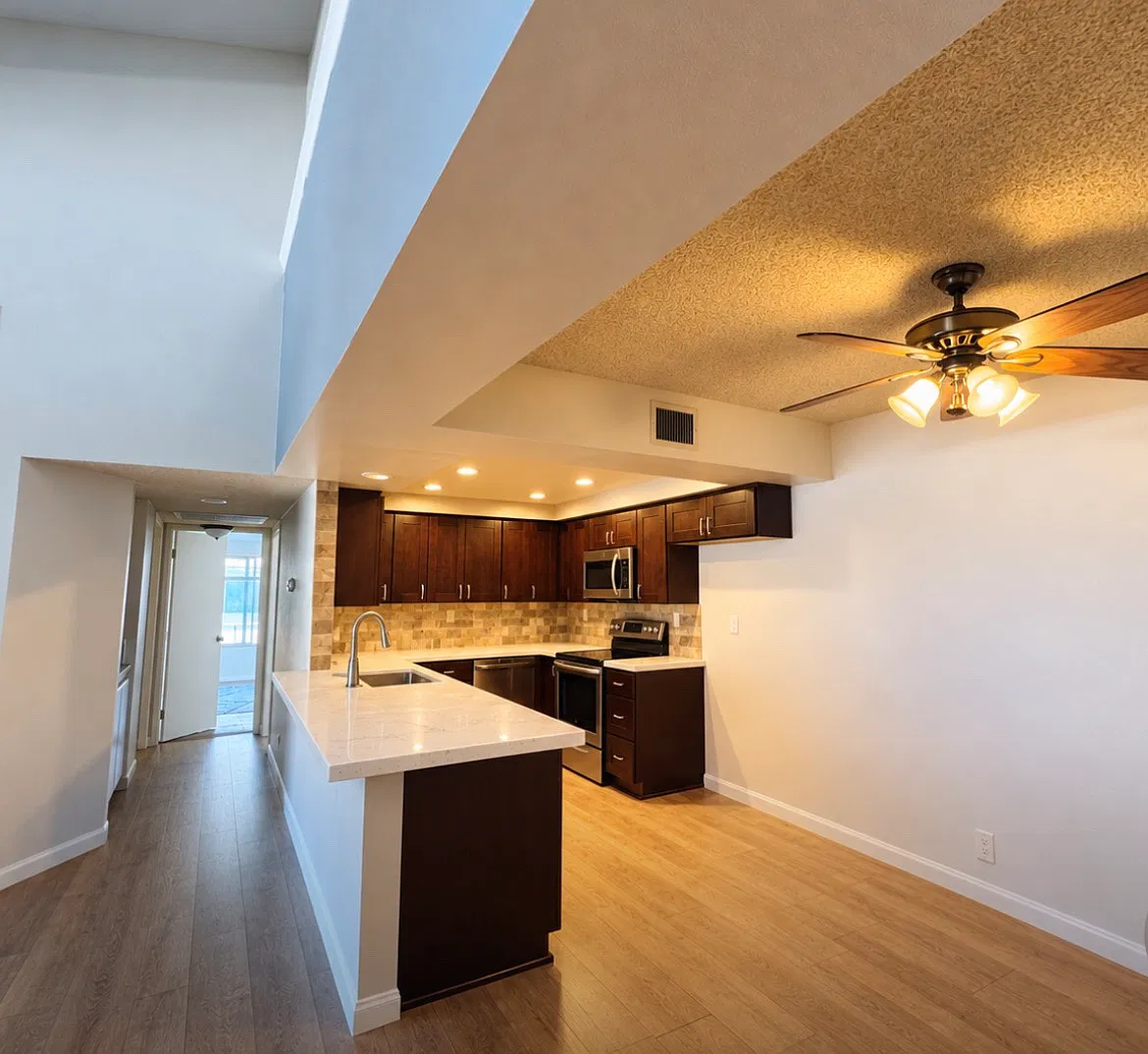 3 bed, 2.5 bath, 1220 sqft, $2,800 — Photo 3