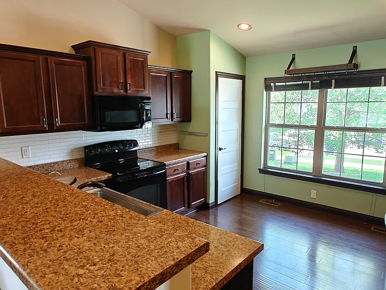 242 S Stewart St — Photo 6