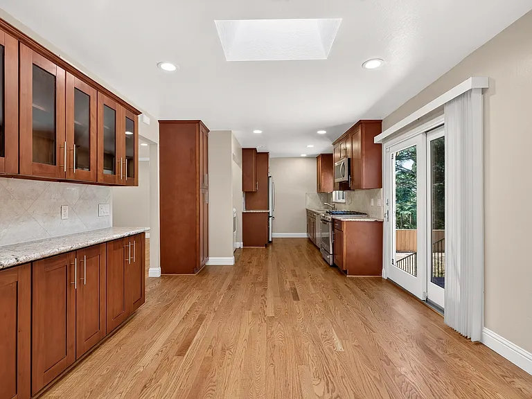25 Bates Blvd — Photo 8