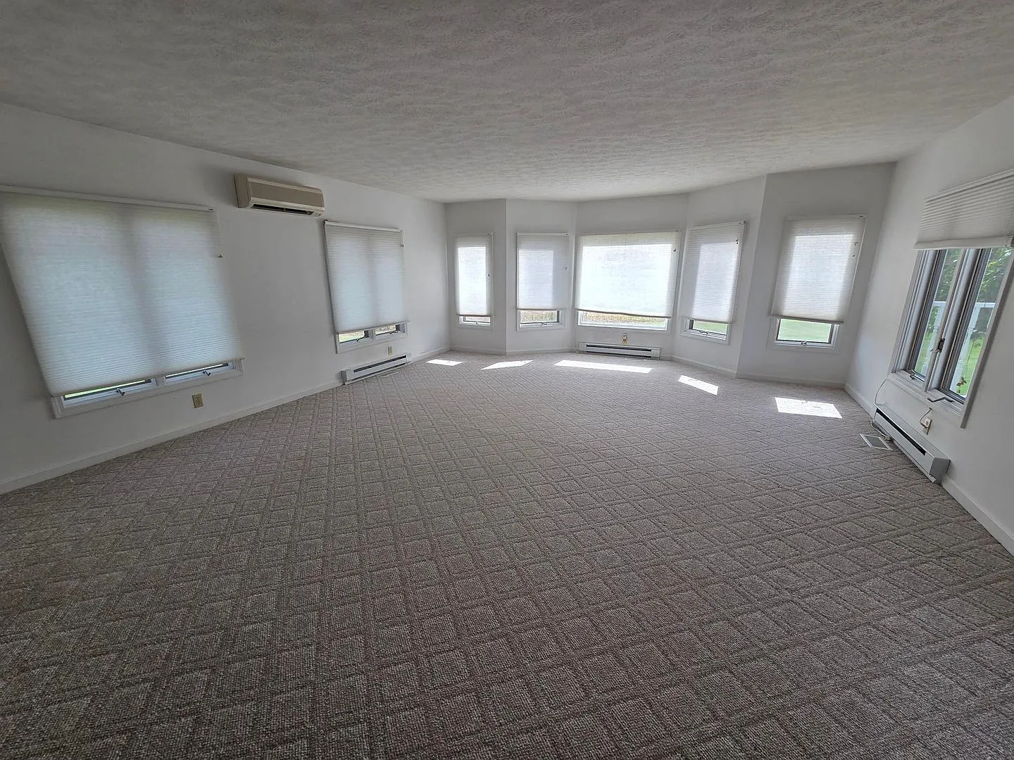 3-bedroom, 2-bath single family home — Photo 2