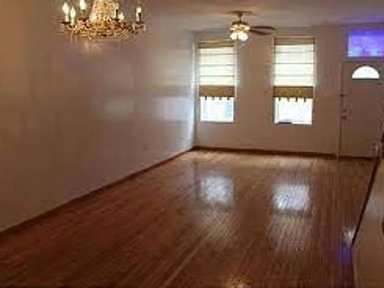 1604 Catharine St — Photo 3