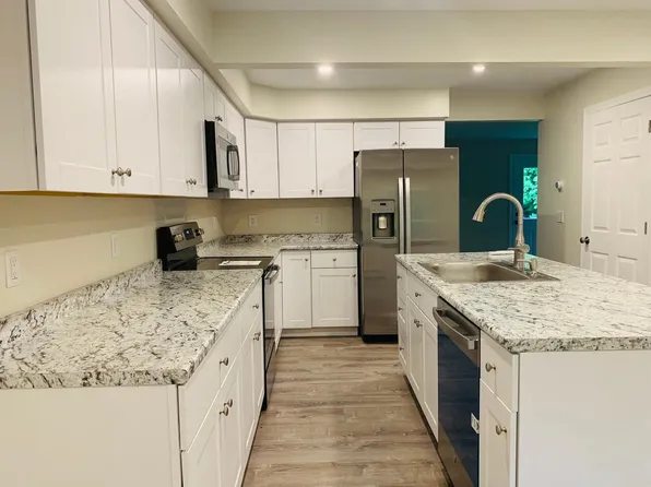 85 Smithfield Rd APT 3, Oakland, ME 04963