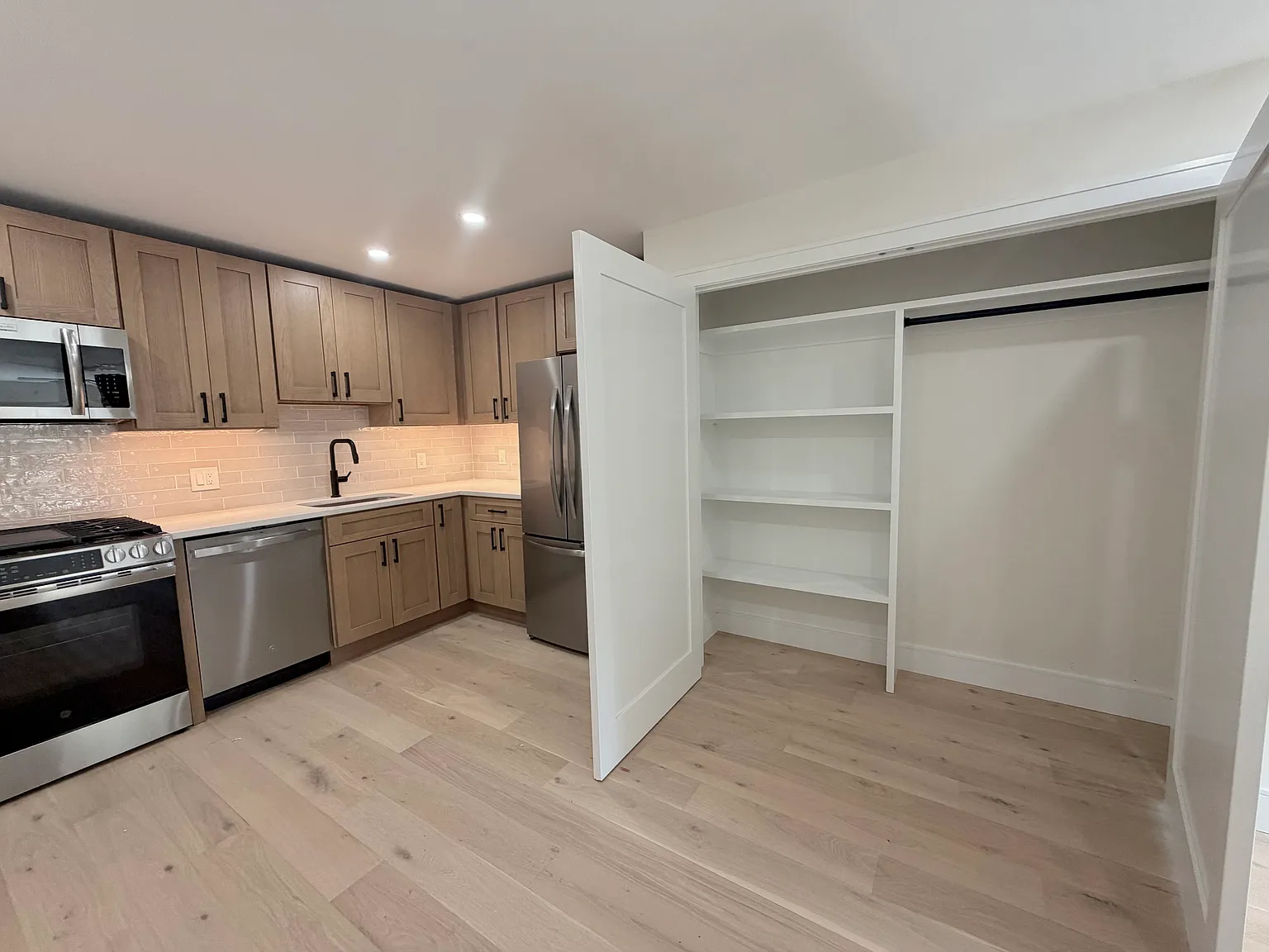 2 bed, 885 sqft, $3,450 — Photo 2