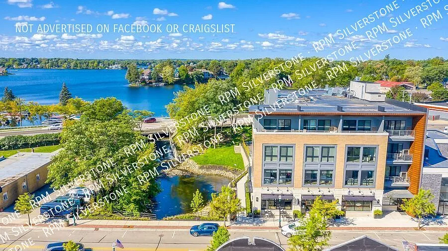 Luxury Two Bed Two Bath in Downtown Lake Orion! — Photo 1
