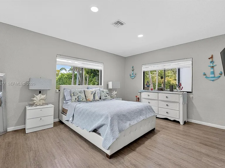 317 S Riverside Dr — Photo 6