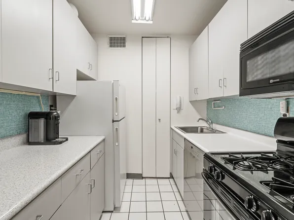 400 East 54th Street image 4 of 12