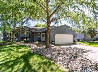 512 N Yellowstone Dr, Brandon, SD 57005