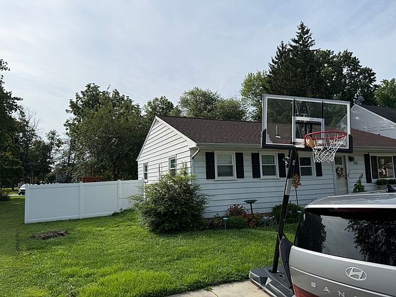 3rd image of 120 Lincoln Dr