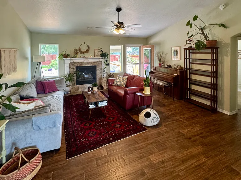 3232 Paramont St — Photo 6