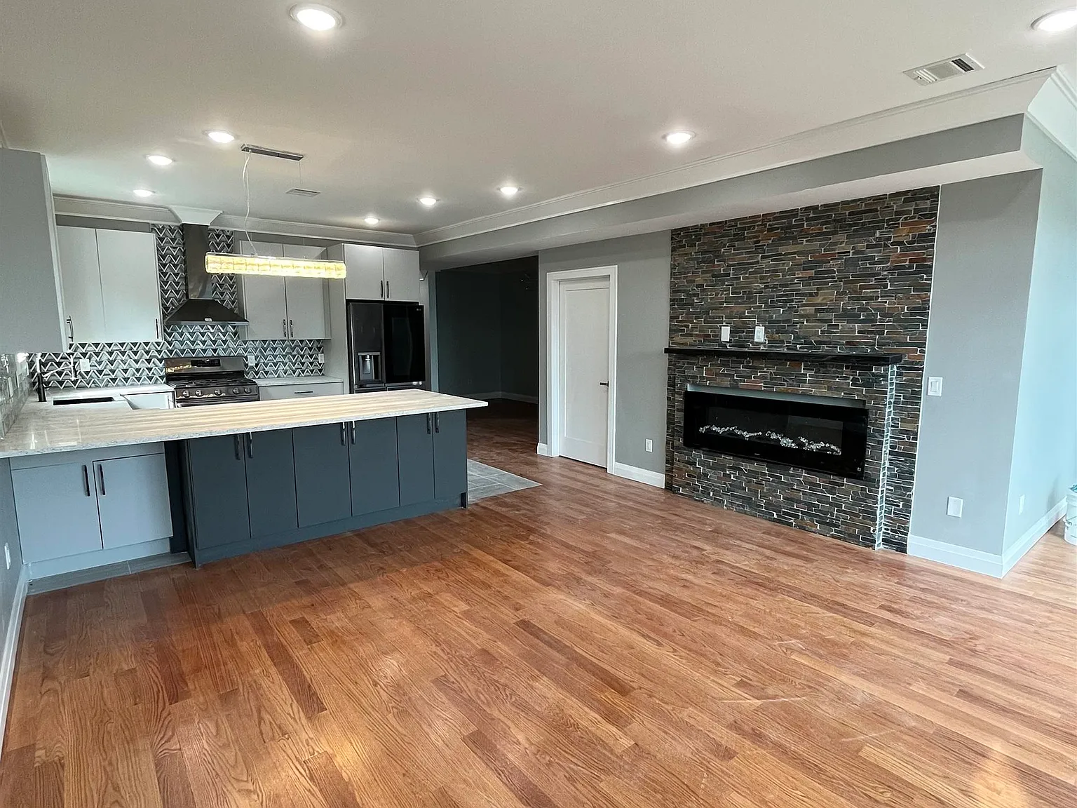 3 bed, 2.0 bath, $4,500 — Photo 3
